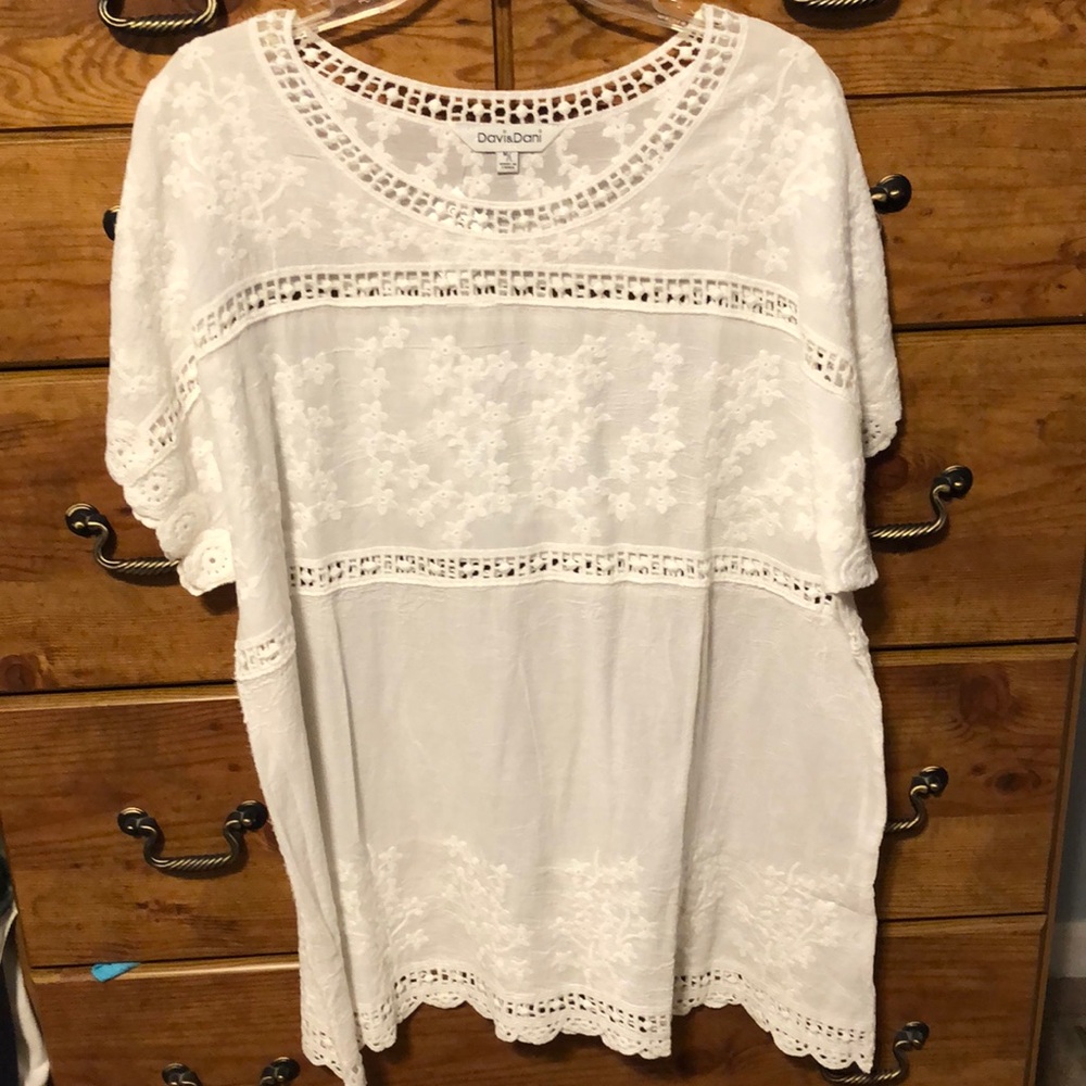 Davi & Dani white flowy tunic top NWT